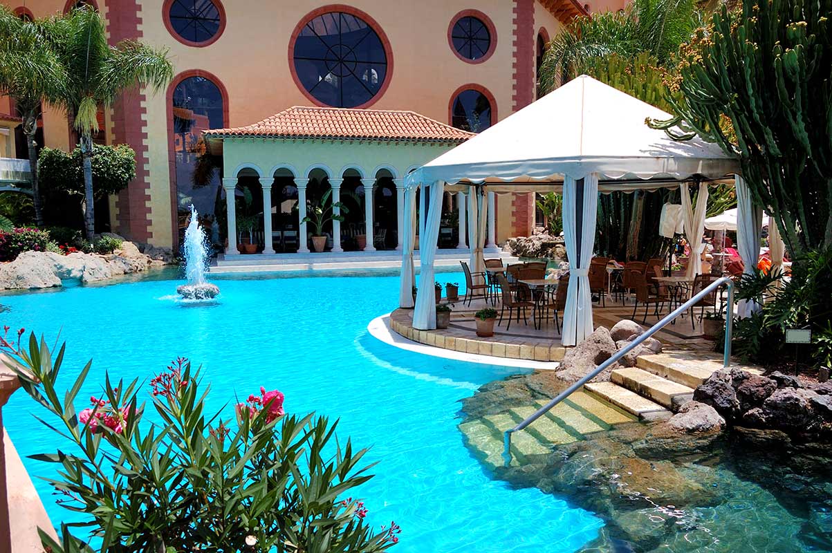 Bahia del Duque Hotel swimming pool