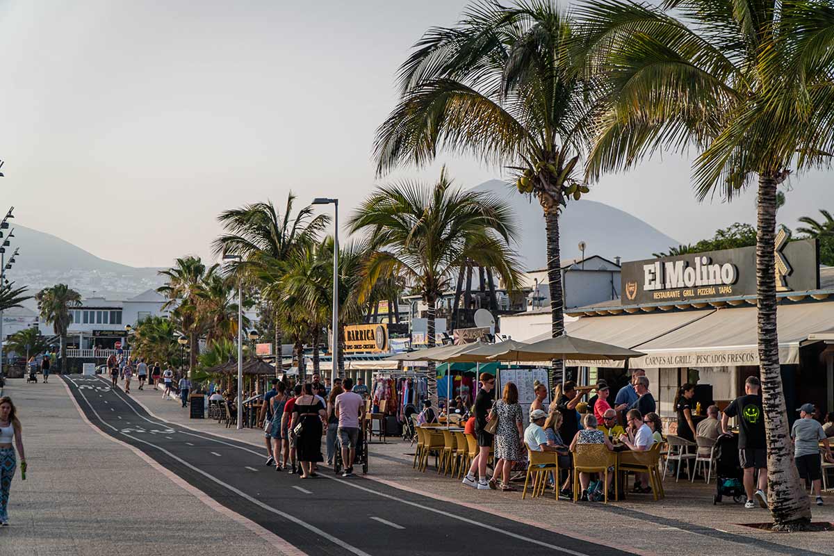 Restaurants and cafes on the promenade in Matagorda